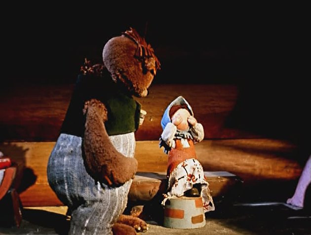 Кадр из мультфильма "Машенька и медведь"